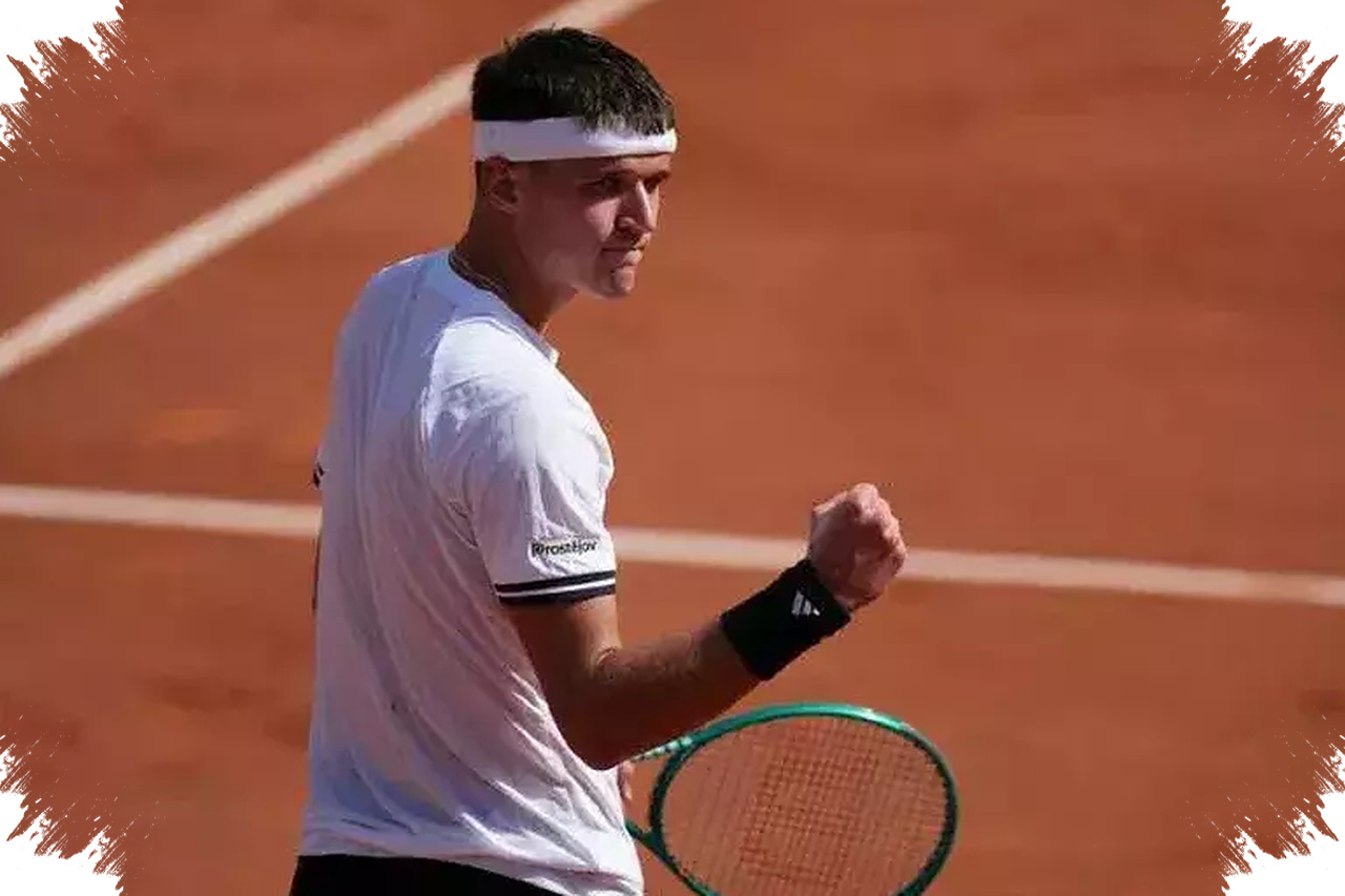 Jakub Mensik Ambruk Usai Menang Maraton, Cuaca Panas French Open Dinilai Gila