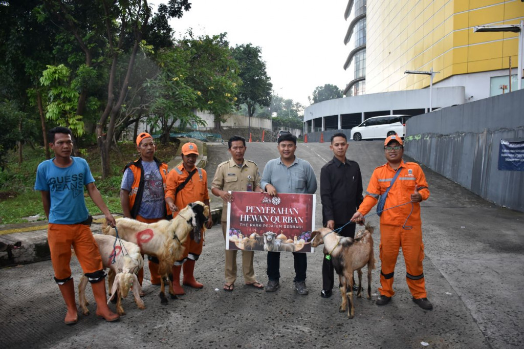 The Park Pejaten Bagikan 10 Kambing Kurban, Perhatian yang Menyentuh Warga dan Karyawan