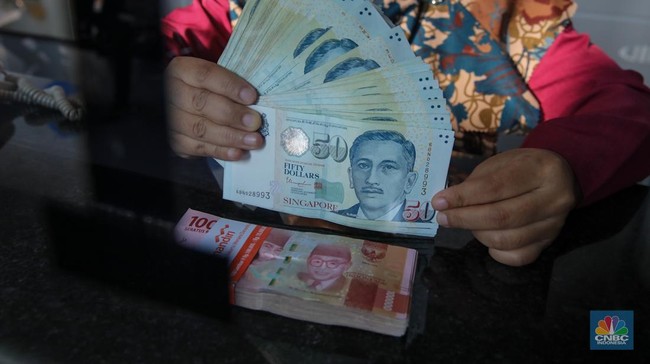 Rupiah Tembus Rekor Terlemah, Dolar Singapura Sentuh Rp14.000 dan Ringgit Rp4.500