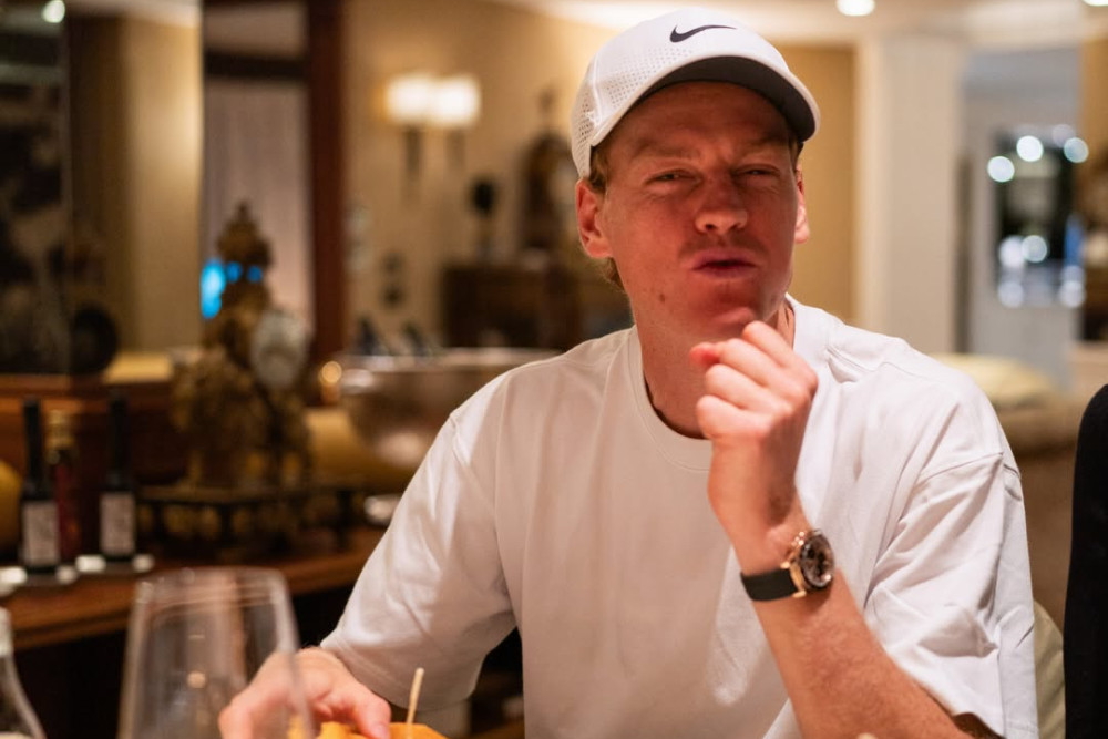 Panas Roland Garros Menumbangkan Sinner, Tubuhnya Tak Lagi Mampu Bertahan