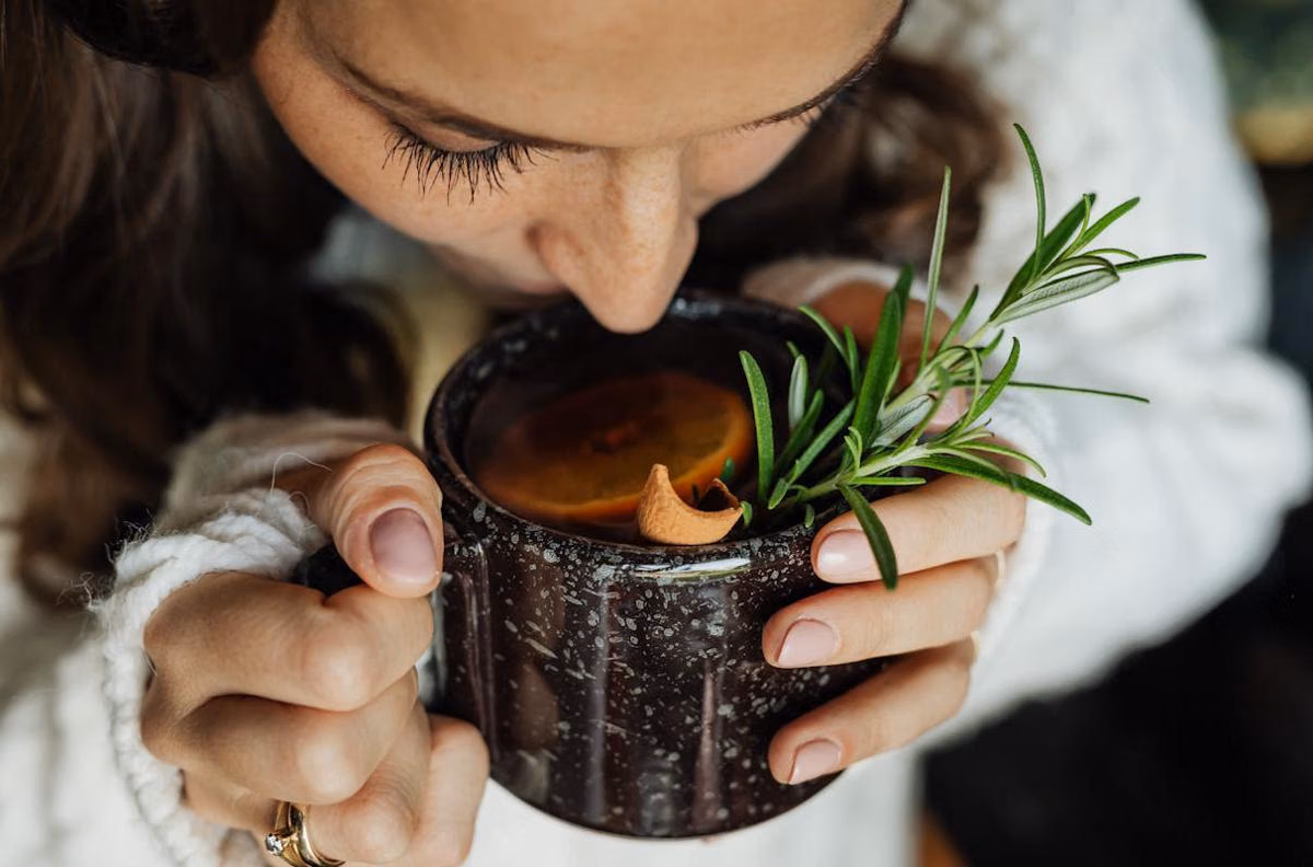 Bukan Asal Teguk, 5 Cara Mindful Drinking Jamu Biar Tubuh Lebih Tenang Dan Sadar