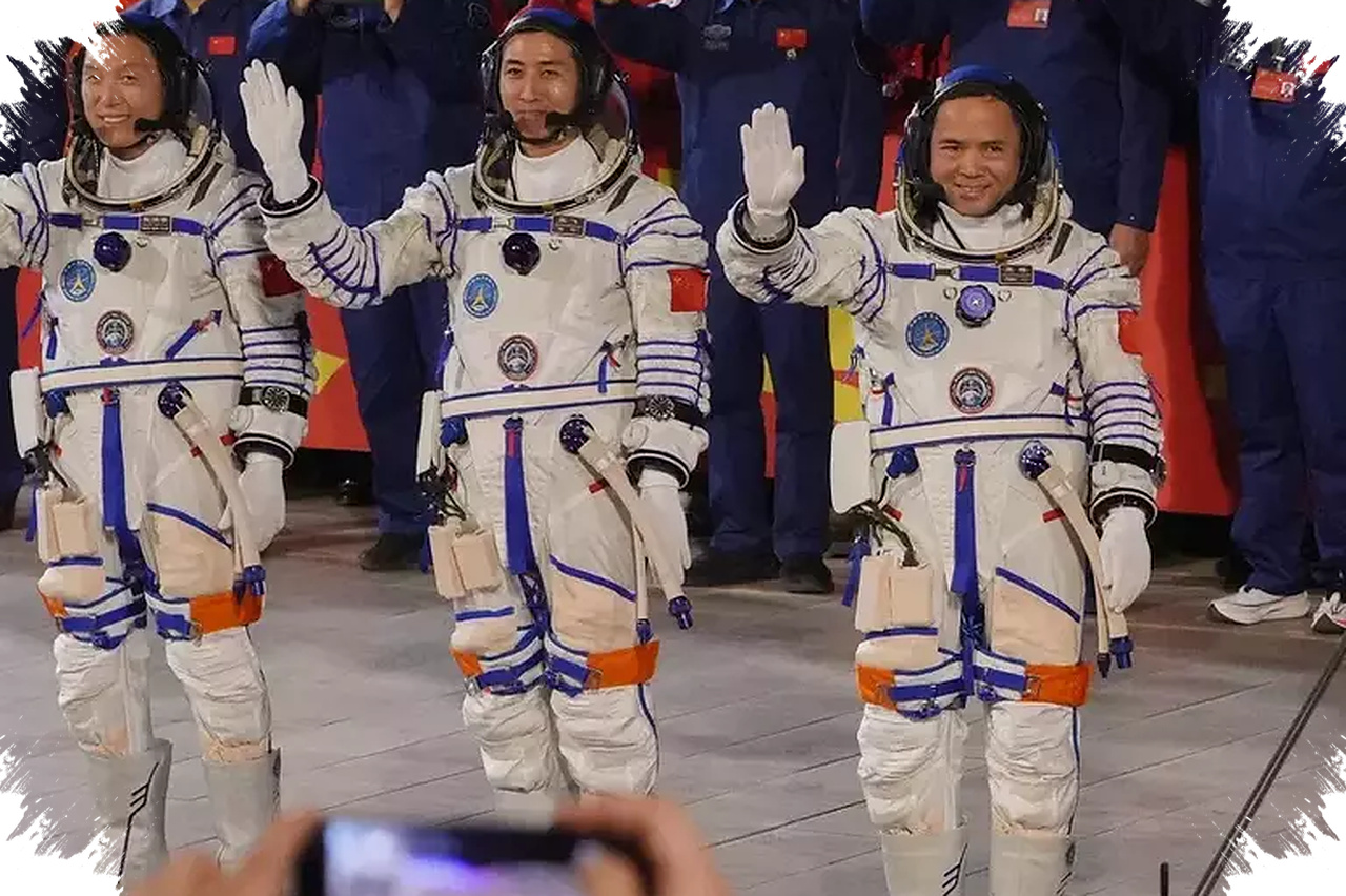 Tujuh Bulan Di Orbit Tuntas, Tiga Astronaut China Pulang Dengan Rekor Baru