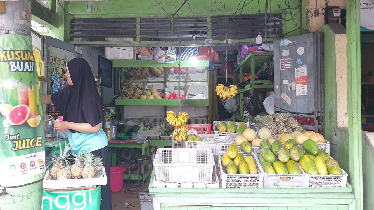 Warung Buah Kecil Ini Bertahan Hampir 20 Tahun, QRIS dan Pesan Antar Jadi Penyelamat