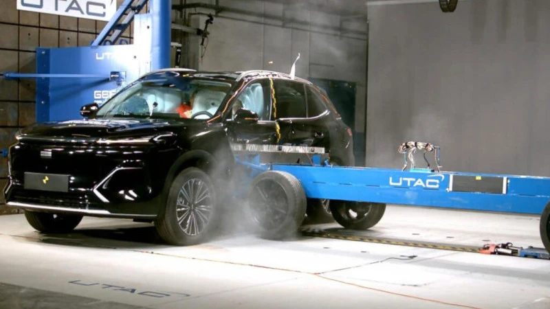 Geely Starray EM-i Dihantam Dua Benturan Sekaligus, Kabin dan Baterai Tetap Aman