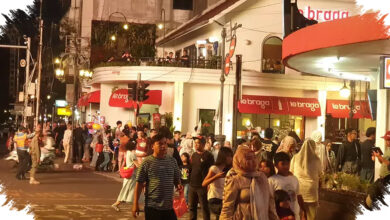 Libur Panjang Bikin Braga Bandung Penuh Sesak, Ribuan Wisatawan Serbu Ikon Kota Kembang