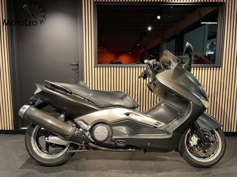 Yamaha TMAX 2026 Vs Honda X-ADV 750, Mewah Di Aspal Atau Galak Di Segala Medan?