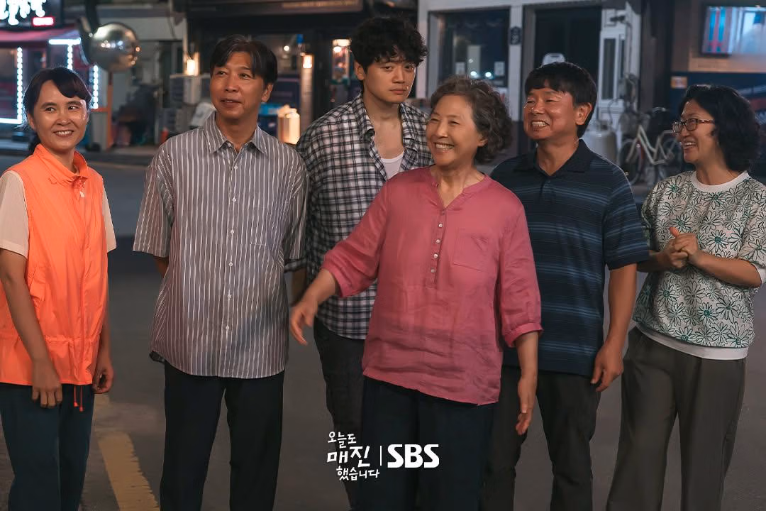 Deokpung Tak Tinggal Diam, 7 Aksi Warga yang Menyelamatkan Matthew Lee di Akhir Sold Out on You