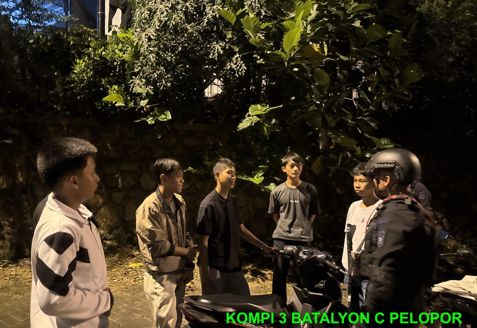 Brimob Jabar Turun Malam di Karawang, Warga Merasa Aman di Titik Rawan