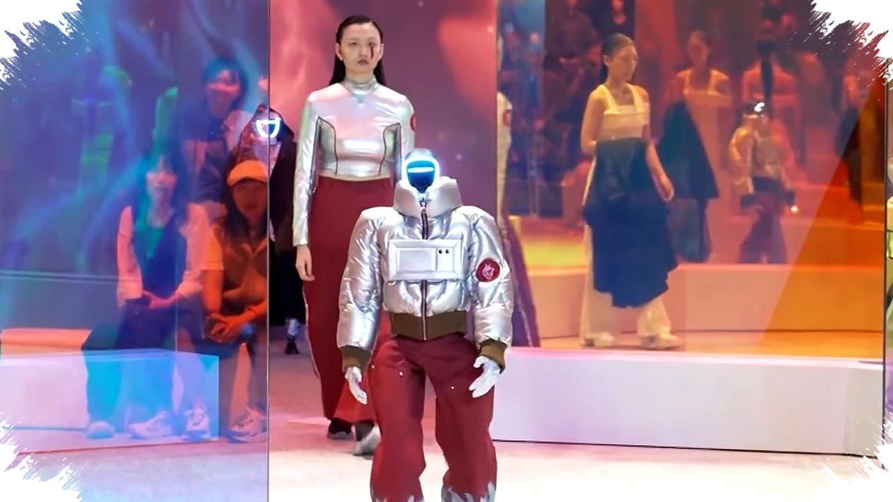 Robot Naik Catwalk Bareng Manusia, Fashion Mulai Menyiapkan Identitas Untuk Mesin