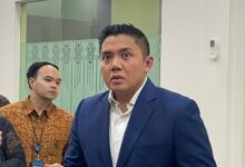 Luhut Cubit Pipi Teddy Indra Wijaya, Momen Akrab Singkat yang Langsung Menyita Perhatian