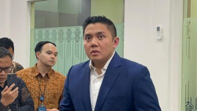 Luhut Cubit Pipi Teddy Indra Wijaya, Momen Akrab Singkat yang Langsung Menyita Perhatian