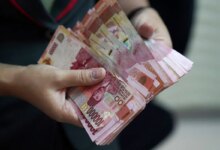 Rupiah Melemah, OJK Tenangkan Pasar dengan Bantalan Bank yang Masih Tebal