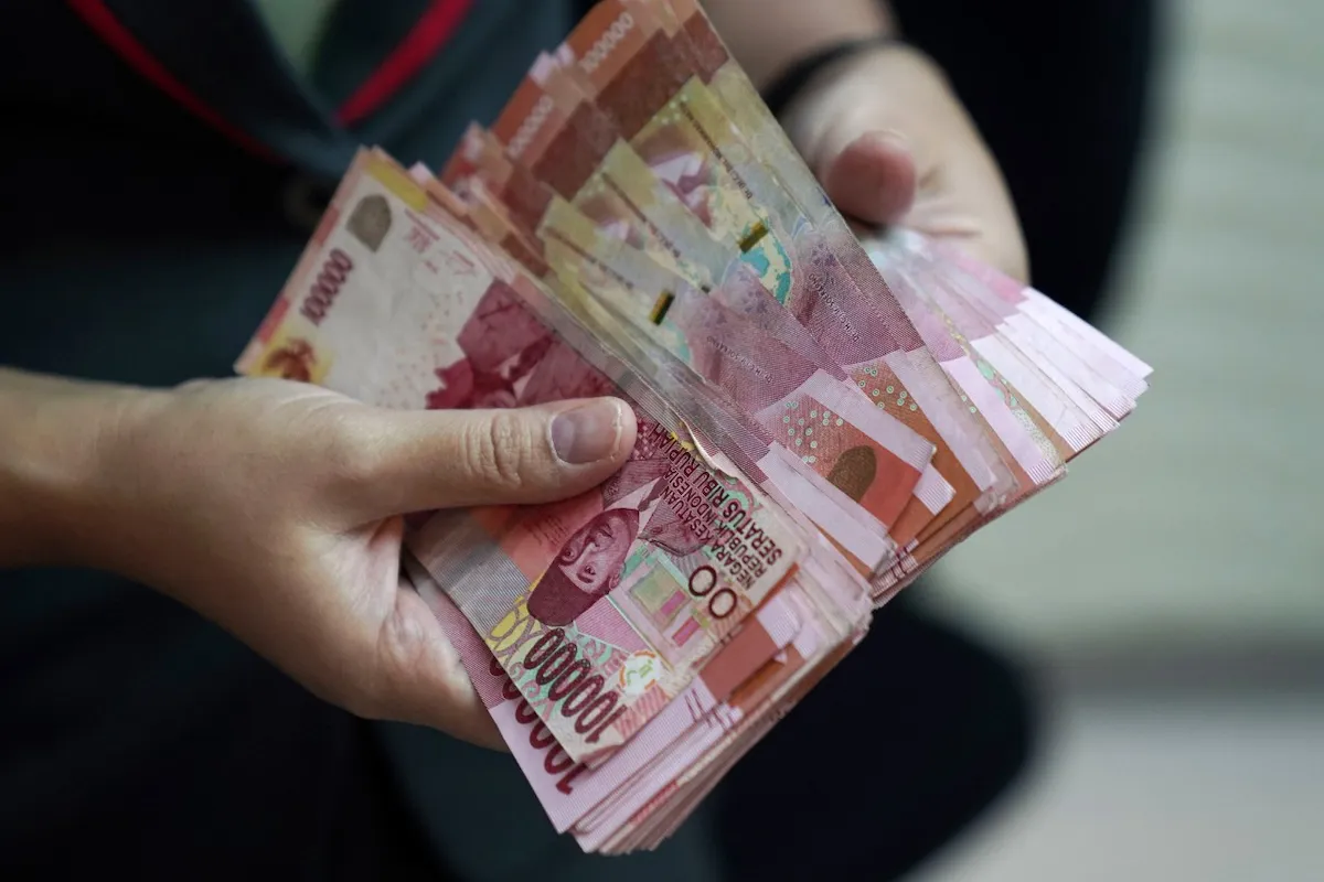 Rupiah Melemah, OJK Tenangkan Pasar dengan Bantalan Bank yang Masih Tebal