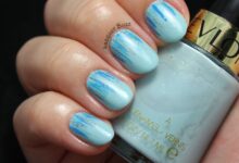 7 Ide Nail Art Lagoon Blue, Dari Soft Matte Sampai Bold Glitter yang Elegan