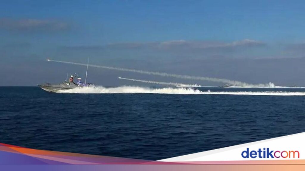 Iran Tembakkan Rudal-Drone ke Kapal Perusak AS di Laut Oman, Klaim Lawan Mundur