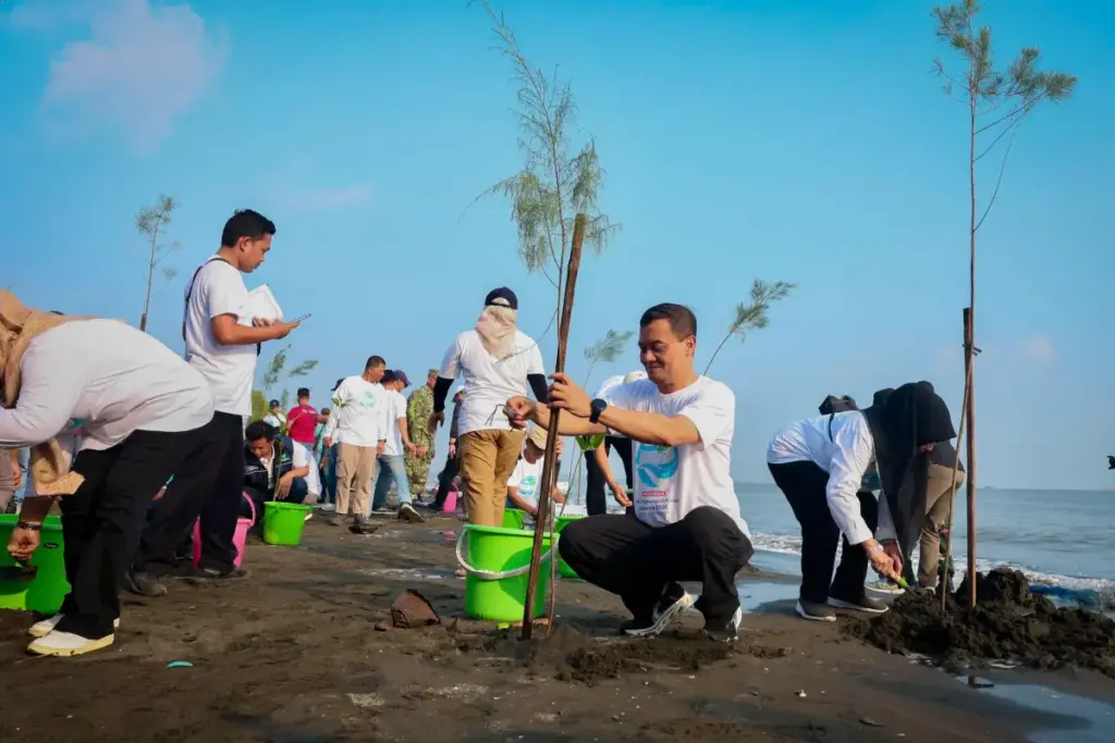 Dari Pantai Tirang, Ahmad Luthfi Gerakkan “Mageri Segoro” untuk Menahan Abrasi Jateng