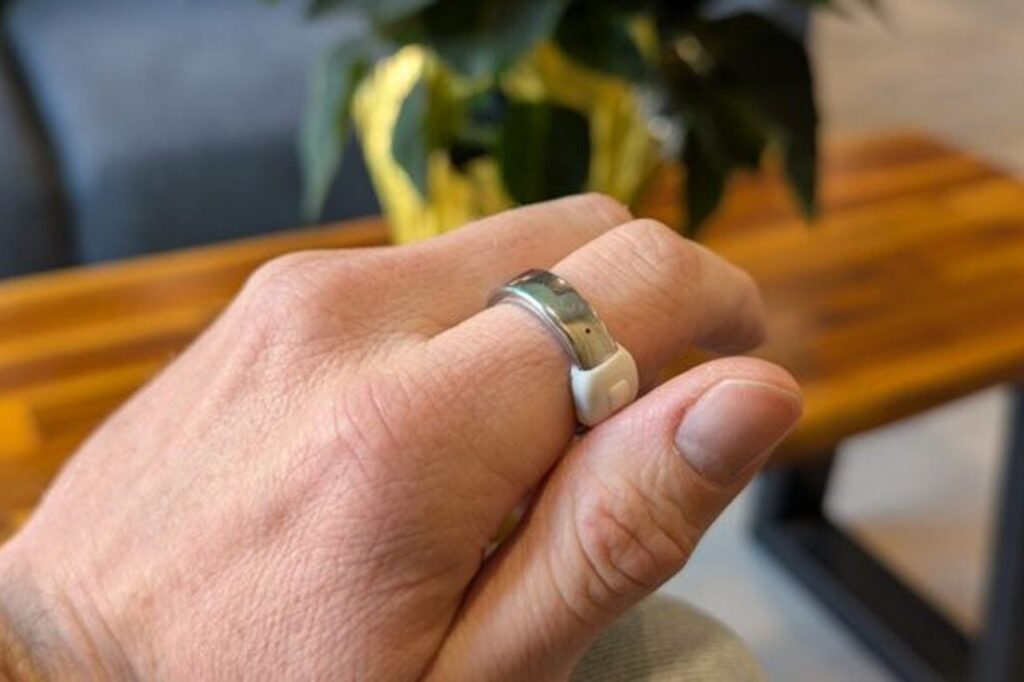 Cincin Pintar Titanium Ini Punya Layar dan Haptic, Baterai Tahan Hingga 30 Hari