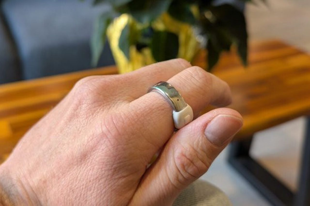 Cincin Pintar Titanium Ini Punya Layar dan Haptic, Baterai Tahan Hingga 30 Hari