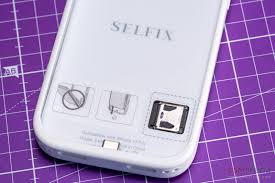 Casing iPhone 17 Pro Max Ini Punya Layar Sendiri, Notifikasi Sampai Game Retro Muncul Di Belakang