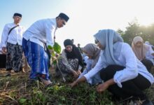 Wagub Jateng Ajak Santri Turun Ke Pesisir, Lawan Abrasi Sekaligus Tanam Kesadaran Ekologis