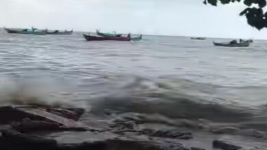 Pantura Siaga Rob, Gelombang Tinggi Ancam Pesisir Jawa Tengah Hari Ini