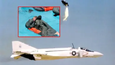 Jet Tempur Ini Tak Pakai Kursi Lontar, Kru Malah Meluncur Keluar Dari Perut Pesawat
