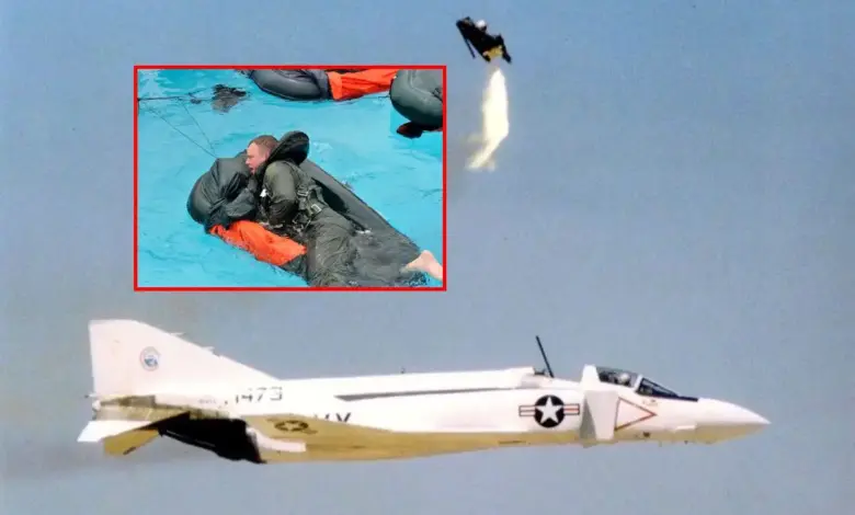 Jet Tempur Ini Tak Pakai Kursi Lontar, Kru Malah Meluncur Keluar Dari Perut Pesawat