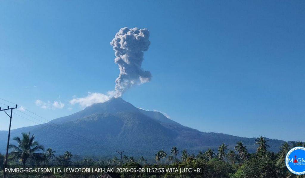 Bandara Frans Seda Masih Tertutup, Abu Lewotobi Menahan Langit Flores