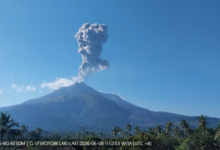 Bandara Frans Seda Masih Tertutup, Abu Lewotobi Menahan Langit Flores