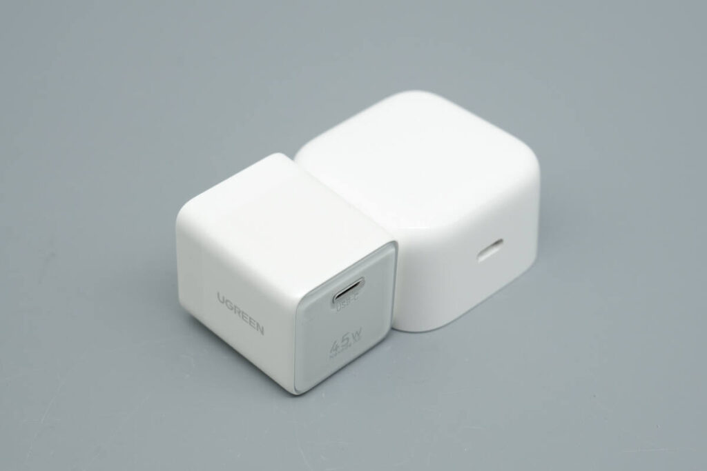 Charger Kucing Ugreen Ini Imut Di Meja, Kepala Lepasnya Ternyata Untuk Fast Charging 45W