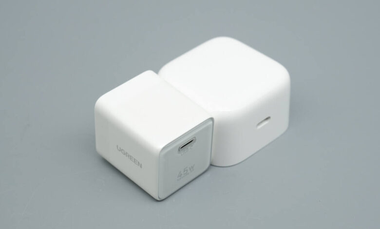 Charger Kucing Ugreen Ini Imut Di Meja, Kepala Lepasnya Ternyata Untuk Fast Charging 45W
