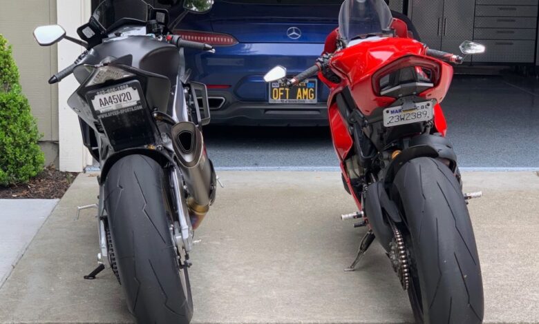 Ducati Panigale V4 S Vs Aprilia RSV4 Factory, Brute Force Lawan Presisi Sasis Italia