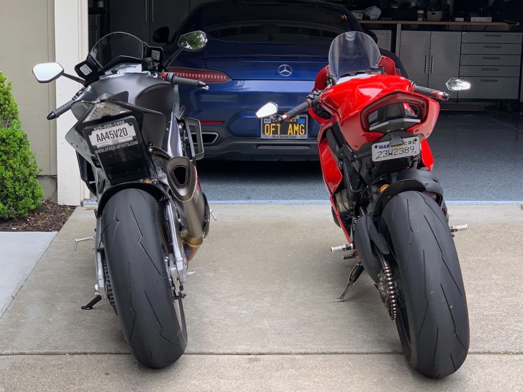 Ducati Panigale V4 S Vs Aprilia RSV4 Factory, Brute Force Lawan Presisi Sasis Italia
