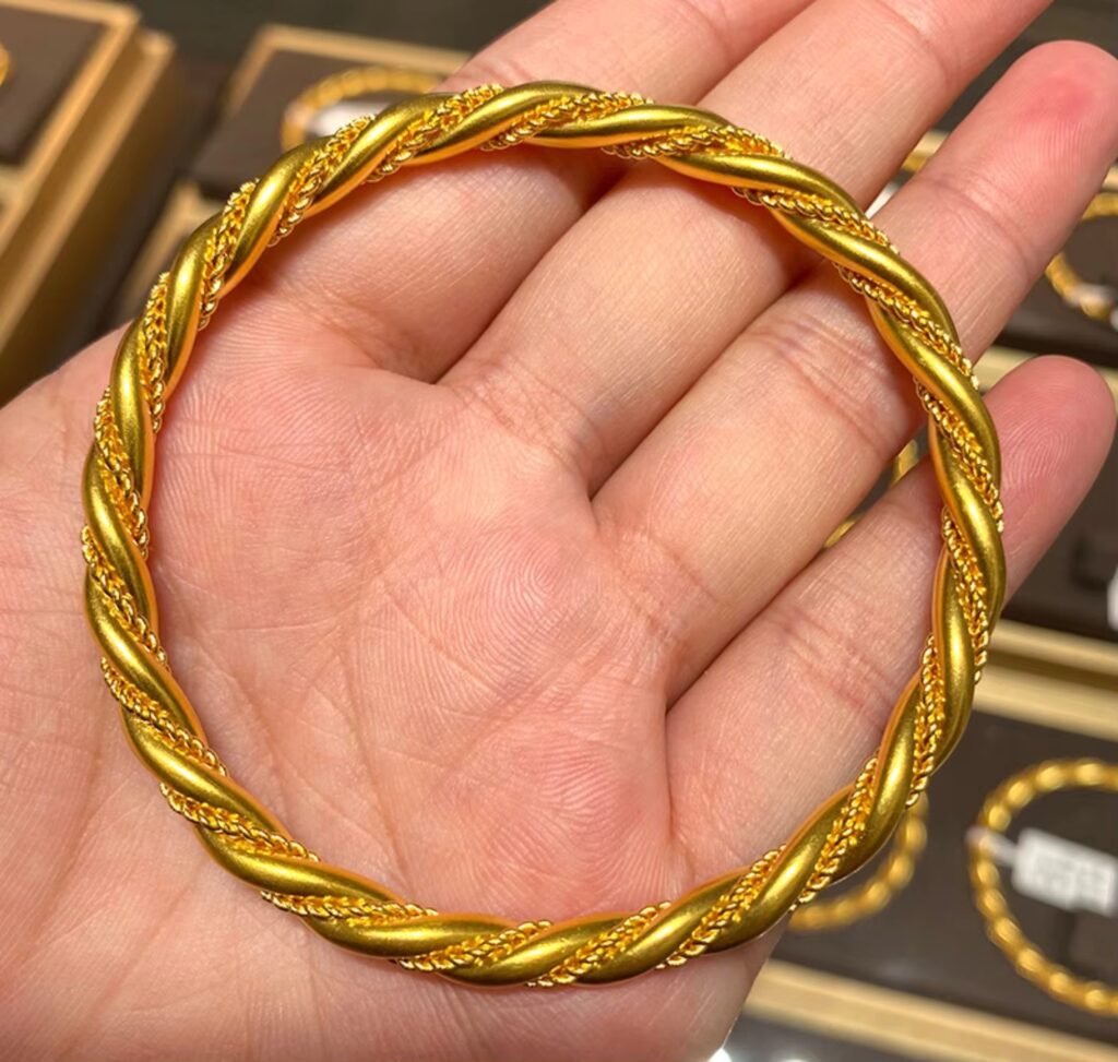 7 Gelang Emas Twisted Cable 2026, Dari Minimalis Elegan Hingga Chunky Yang Mencuri Tatapan