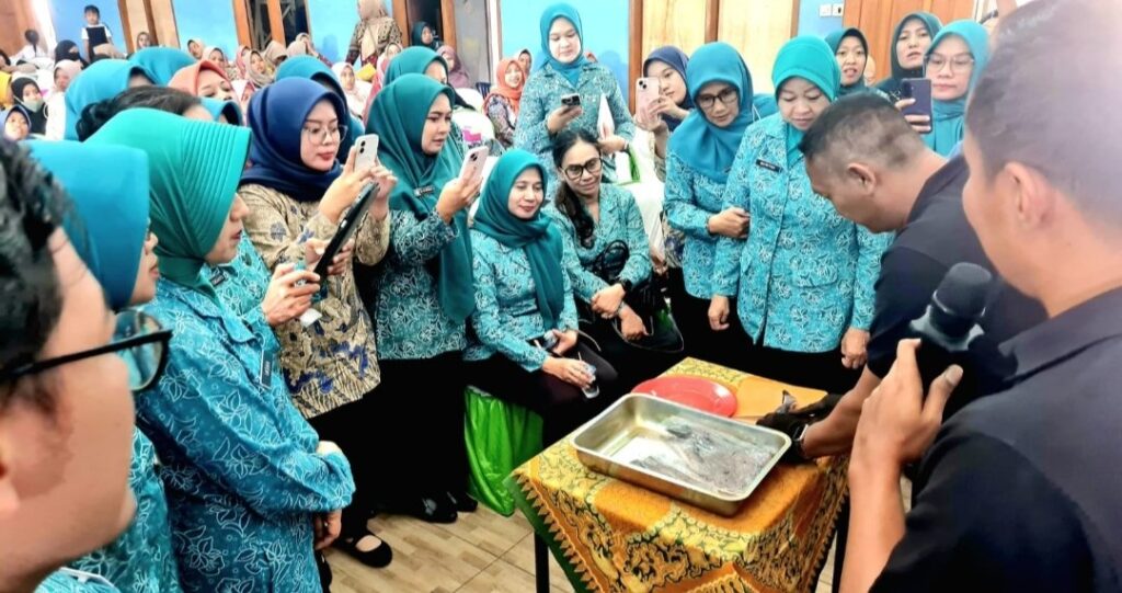 PKK Jateng Ajari Cara Goreng Lele Agar Lurus, Duri Pun Lebih Mudah Diatasi