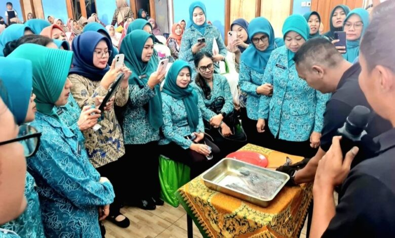 PKK Jateng Ajari Cara Goreng Lele Agar Lurus, Duri Pun Lebih Mudah Diatasi