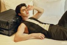 9 OOTD Ala Blue Pongtiwat, Tas Bikin Look Simpel Terlihat Lebih Mahal