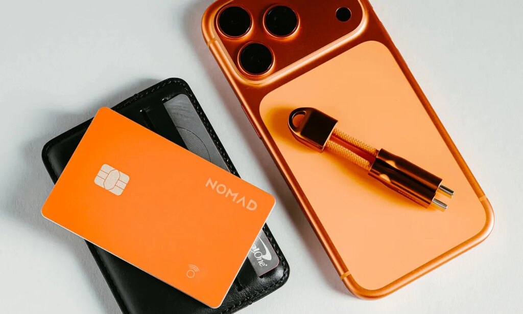 Nomad Ubah Charger MagSafe Jadi Oranye Mewah, Ada Kartu AirTag Tipis Edisi Khusus