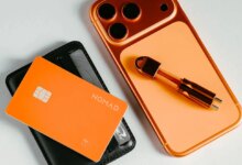 Nomad Ubah Charger MagSafe Jadi Oranye Mewah, Ada Kartu AirTag Tipis Edisi Khusus