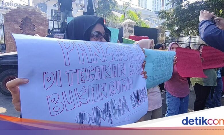 Ibu-Ibu Datang ke DPRD Jabar, Protes PCMB yang Dinilai Membingungkan Orang Tua