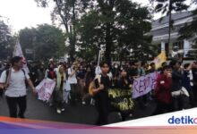 Mahasiswa Tertib Akhiri Aksi di DPRD Jabar Setelah Sampaikan Tuntutan ke Dewan