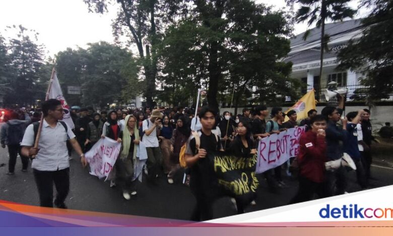 Mahasiswa Tertib Akhiri Aksi di DPRD Jabar Setelah Sampaikan Tuntutan ke Dewan