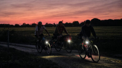 6 Prompt Gemini AI Bikin Foto Naik Sepeda Malam Hari Terasa Sinematik dan Natural