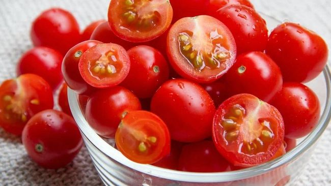 5 Makanan dan Minuman yang Bisa Bantu Kulit Wajah Tetap Kencang di Usia 40-an