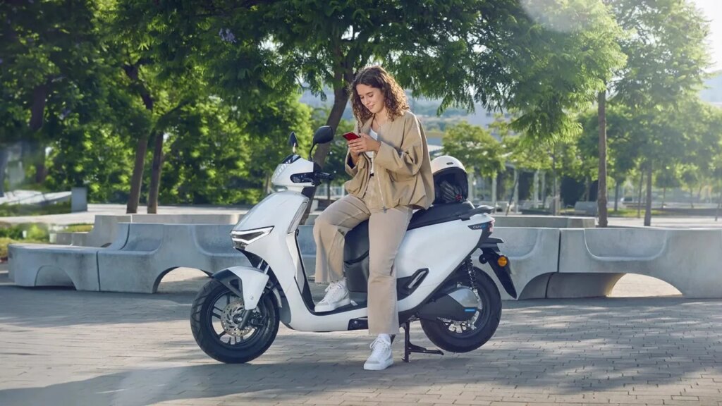 Diskon Honda Tembus Rp20 Juta, CUV e Makin Menggoda dengan Charger Lengkap