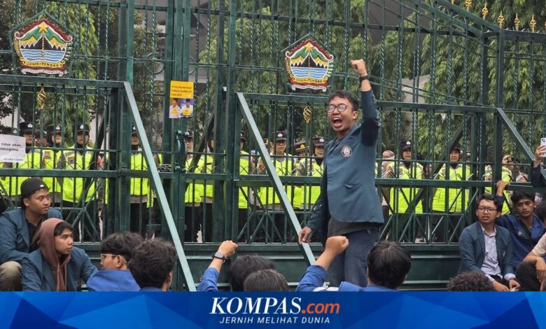 Mahasiswi Undip Soroti Ruang Sipil yang Terdesak, Demo di Kantor Gubernur Jateng Memanas