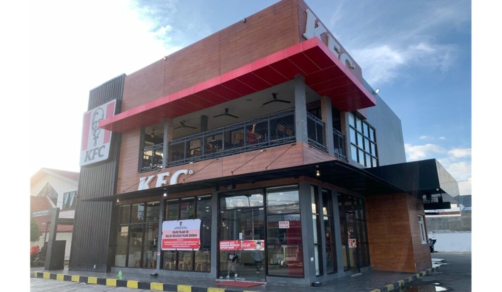 KFC Palu Dipasangi Spanduk Sanksi, Pajak Sudah Dipungut Tapi Telat Disetor Berulang Kali