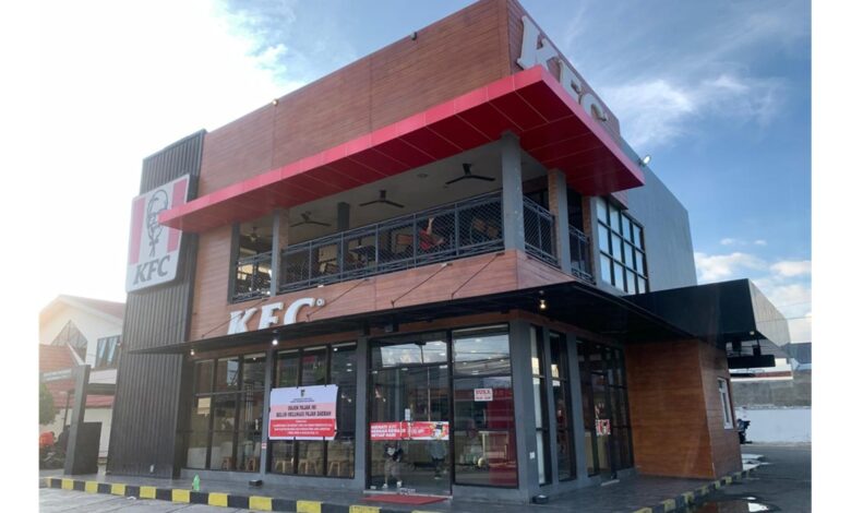 KFC Palu Dipasangi Spanduk Sanksi, Pajak Sudah Dipungut Tapi Telat Disetor Berulang Kali
