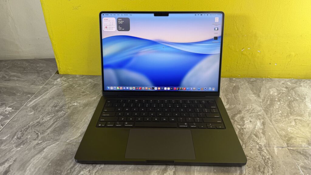 MacBook Pro Layar Sentuh Makin Dekat, Apple Mulai Ubah Prinsip Lamanya
