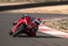 Ducati Panigale V2 S 100 Bawa Aura Balap 1970-An, Tapi Mesin Tetap Modern